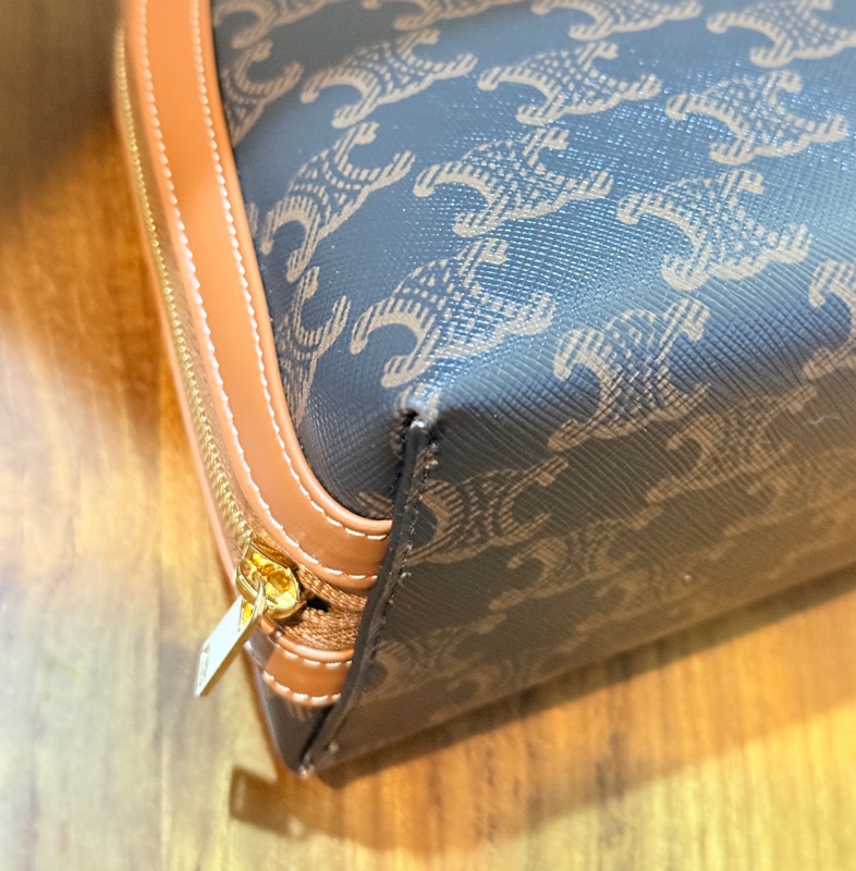 未使用美品🏅CELINE 新款 防潑水 經典凱旋門 化妝包-21