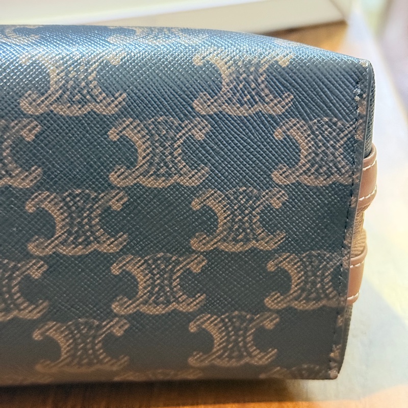 未使用美品🏅CELINE 新款 防潑水 經典凱旋門 化妝包-22