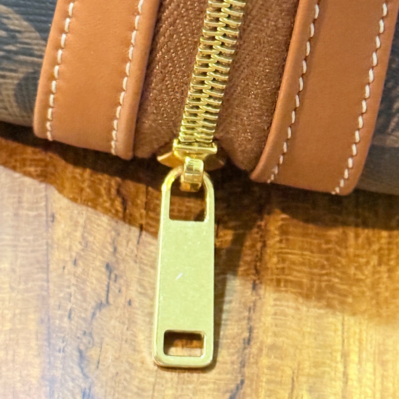 未使用美品🏅CELINE 新款 防潑水 經典凱旋門 化妝包-25