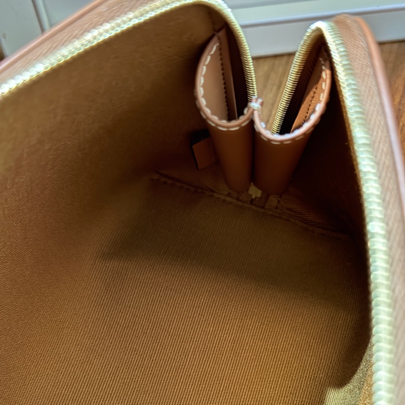未使用美品🏅CELINE 新款 防潑水 經典凱旋門 化妝包-26