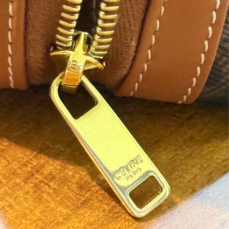 未使用美品🏅CELINE 新款 防潑水 經典凱旋門 化妝包-30