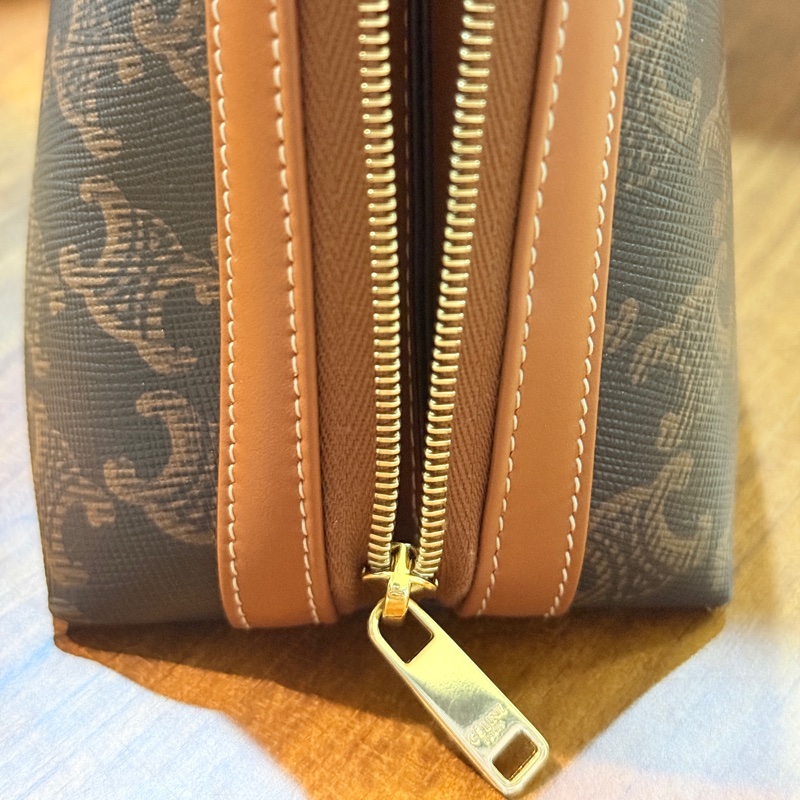 未使用美品🏅CELINE 新款 防潑水 經典凱旋門 化妝包-31