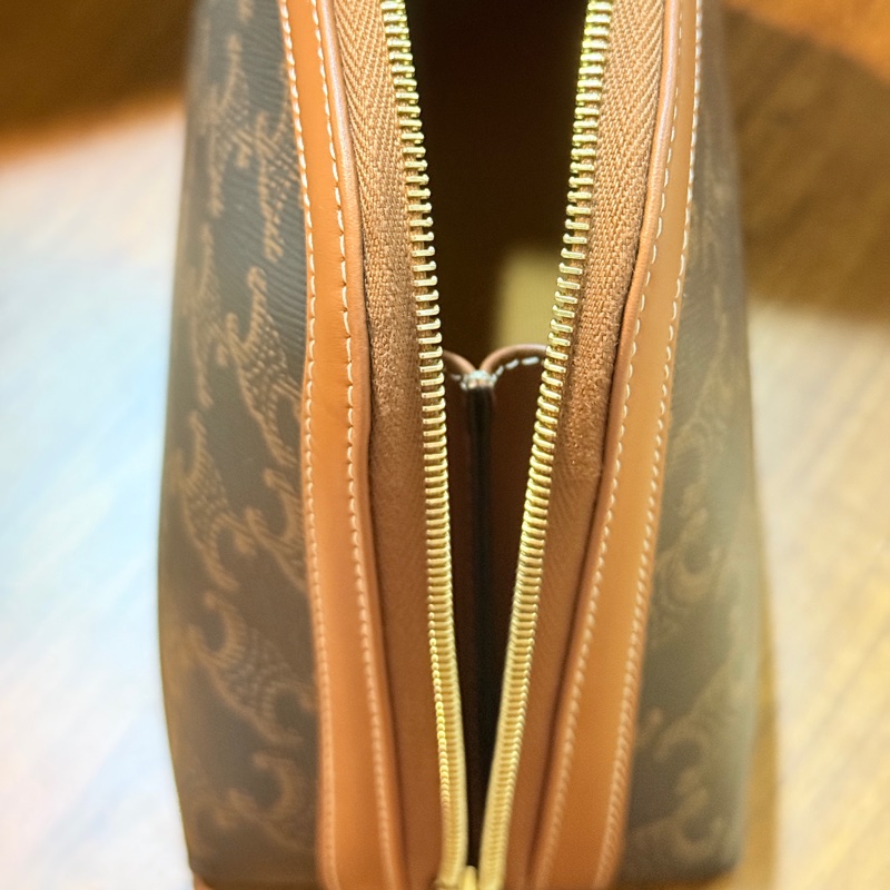 未使用美品🏅CELINE 新款 防潑水 經典凱旋門 化妝包-32