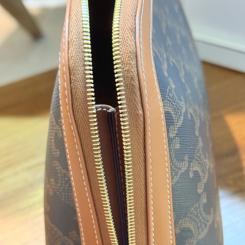 未使用美品🏅CELINE 新款 防潑水 經典凱旋門 化妝包-33