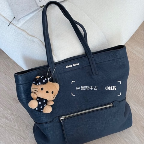 Miu Miu • 深藍荔枝牛皮一片式拉鍊托特包