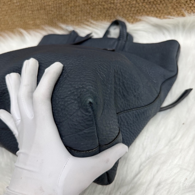 Miu Miu • 深藍荔枝牛皮一片式拉鍊托特包-9