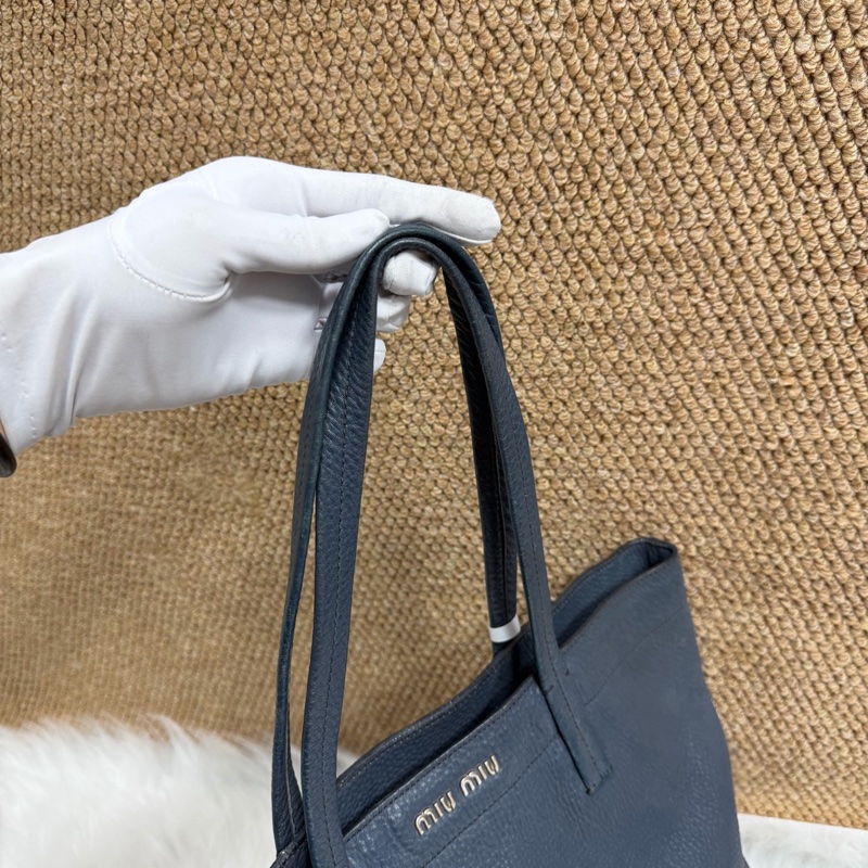 Miu Miu • 深藍荔枝牛皮一片式拉鍊托特包-18