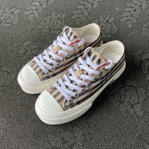 巴寶莉burberry格子板鞋37.5碼🧡