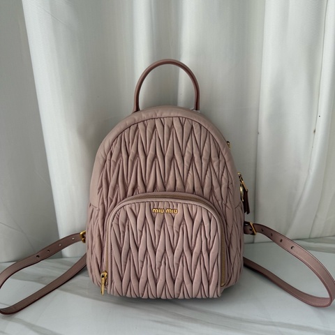 Miu Miu • 裸粉色褶皺羊皮雙肩包