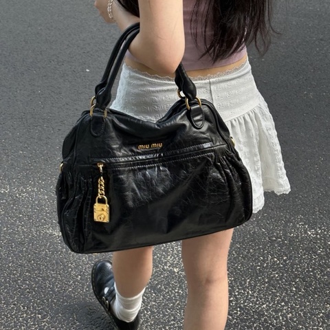 Miu Miu • 黑金油臘皮重工鎖頭元寶包