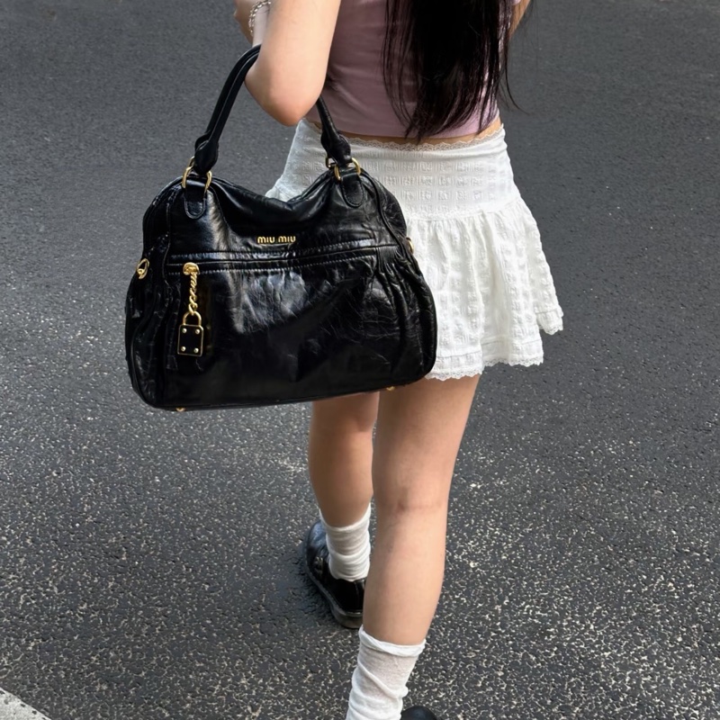 Miu Miu • 黑金油臘皮重工鎖頭元寶包-1