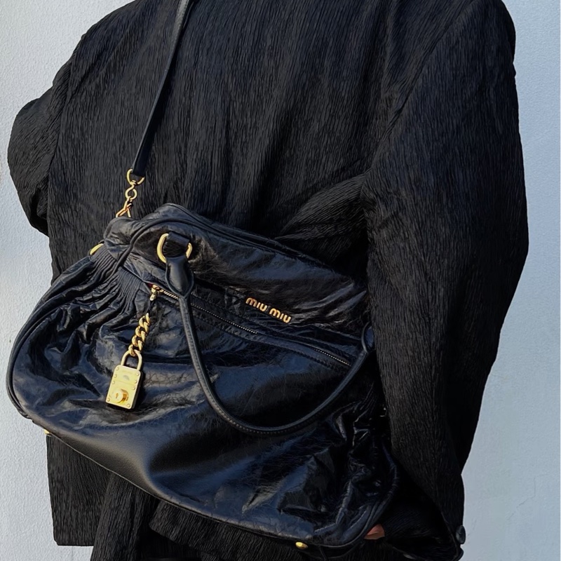 Miu Miu • 黑金油臘皮重工鎖頭元寶包-2