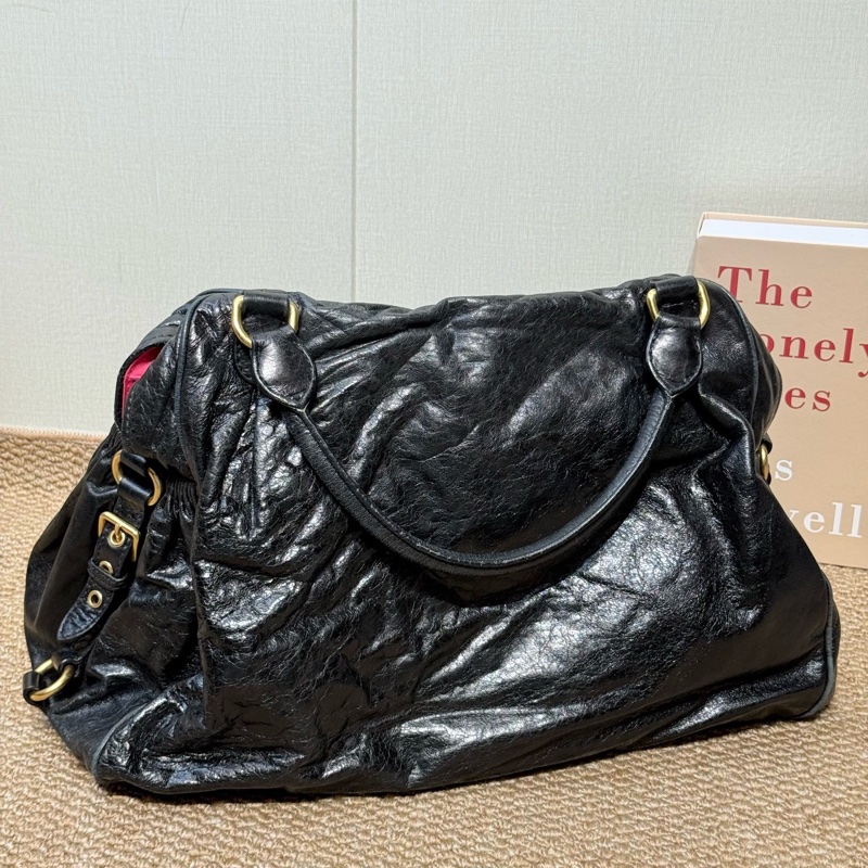 Miu Miu • 黑金油臘皮重工鎖頭元寶包-7