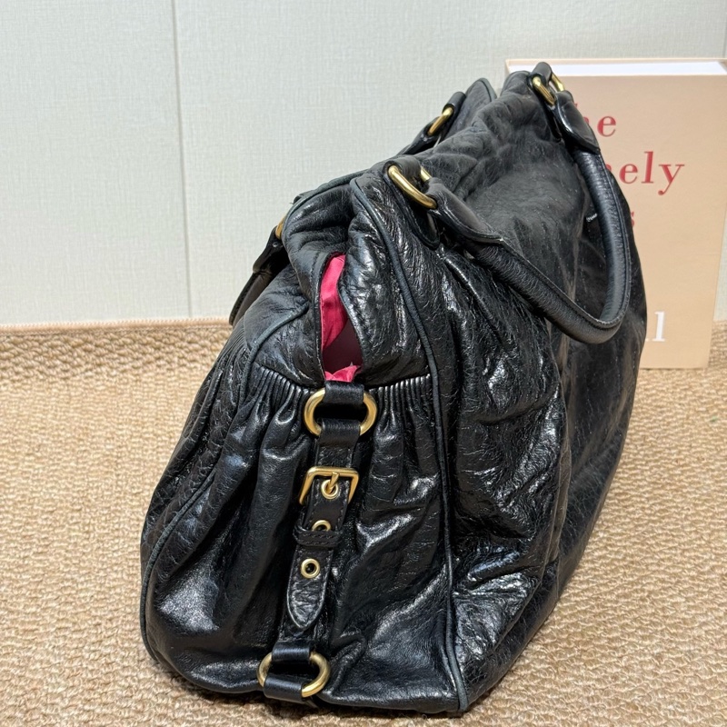 Miu Miu • 黑金油臘皮重工鎖頭元寶包-8
