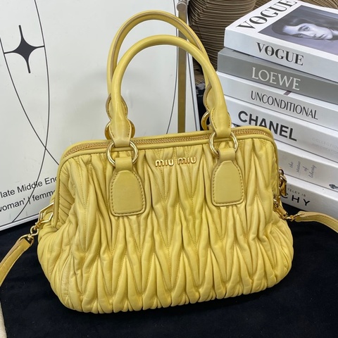 Miu Miu • 小雞黃褶皺全皮保齡球包