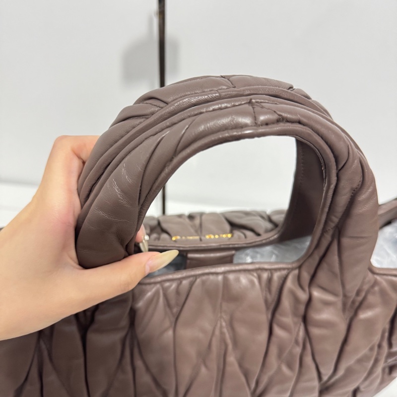 Miu Miu • 大象灰褶皺羊皮托特包-5