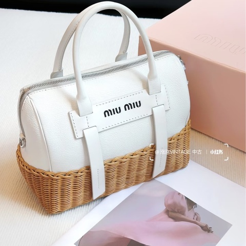 Miu Miu • 白色荔枝牛皮拼竹編波士頓包