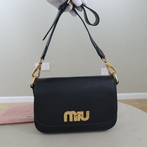Miu Miu • 大Logo金釦牛皮郵差包