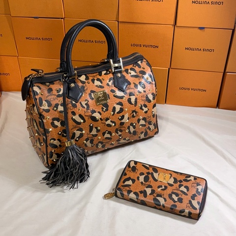 ‼️買一送一 MCM  經典豹紋鉚釘波士頓包➕長夾 組合