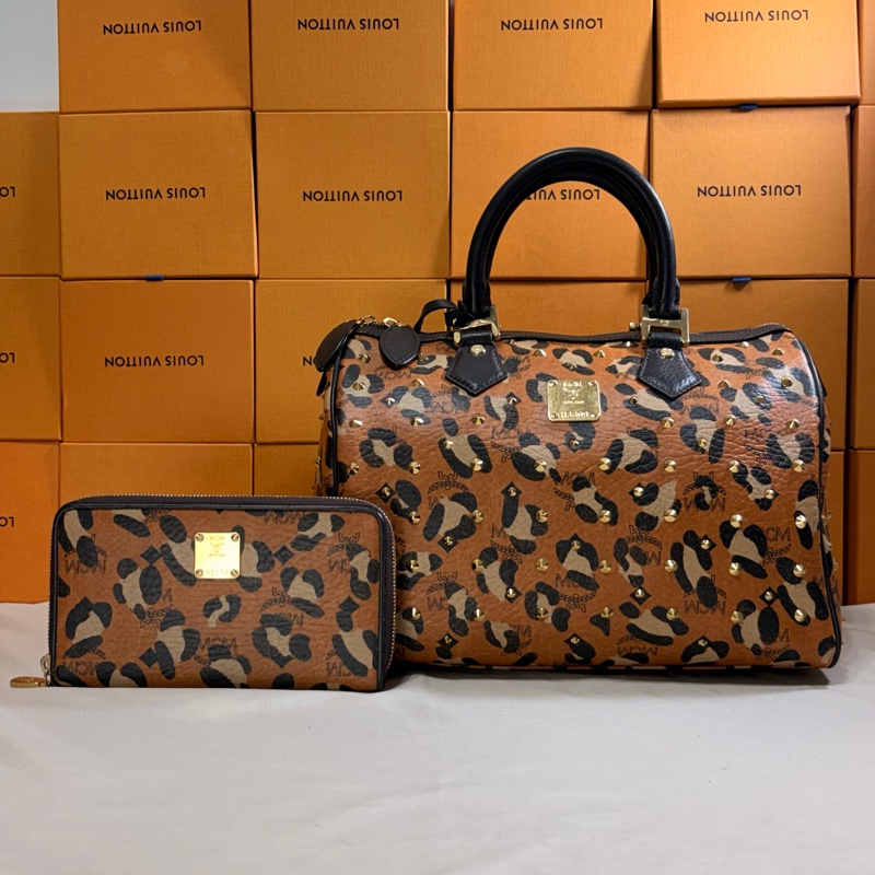 ‼️買一送一 MCM  經典豹紋鉚釘波士頓包➕長夾 組合-1
