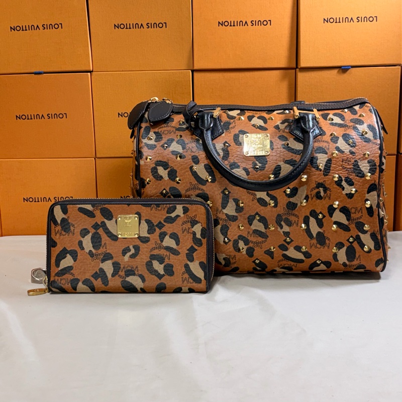 ‼️買一送一 MCM  經典豹紋鉚釘波士頓包➕長夾 組合-7