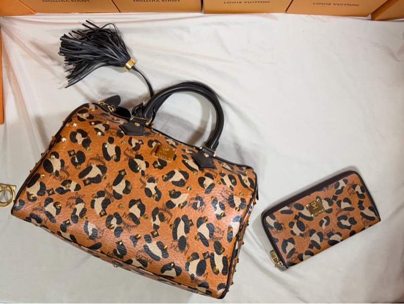 ‼️買一送一 MCM  經典豹紋鉚釘波士頓包➕長夾 組合-8