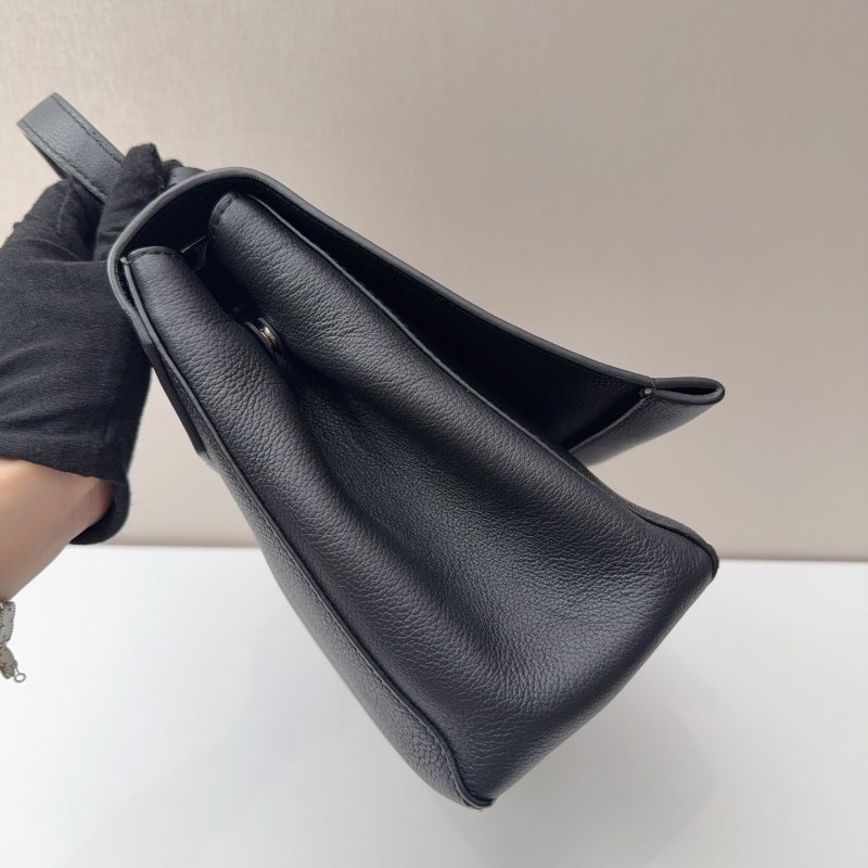 路易威登/Louis Vuitton Lock me中號黑色全皮鏈條手提包-2