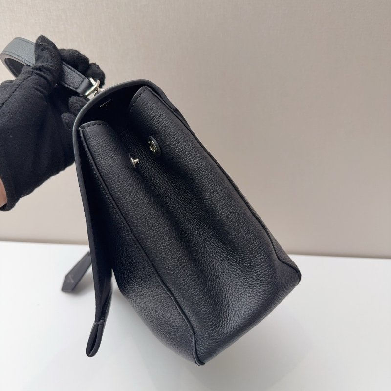 路易威登/Louis Vuitton Lock me中號黑色全皮鏈條手提包-3