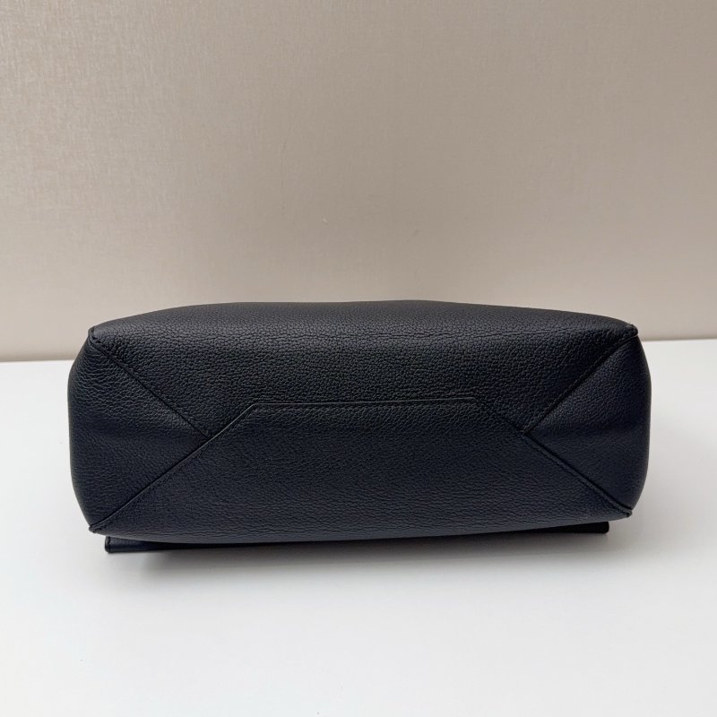 路易威登/Louis Vuitton Lock me中號黑色全皮鏈條手提包-4