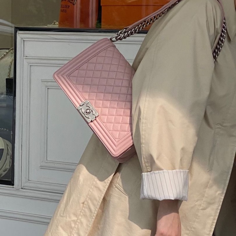 CHANEL 粉色銀扣 Leboy 中大號肩背斜背鏈條包28*18*7 9新 配件保卡塵袋-0