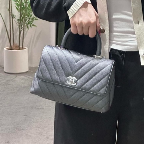 Chanel V紋Cocohandle小號 深灰色 銀扣 荔枝皮 22*14*8  95新 配件肩帶 盒子 塵袋