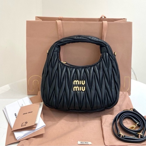 99新 MIUMIU繆繆Wander黑色hobo手提斜挎包 尺寸：20*6*17 附件：手提袋 塵袋 肩帶。