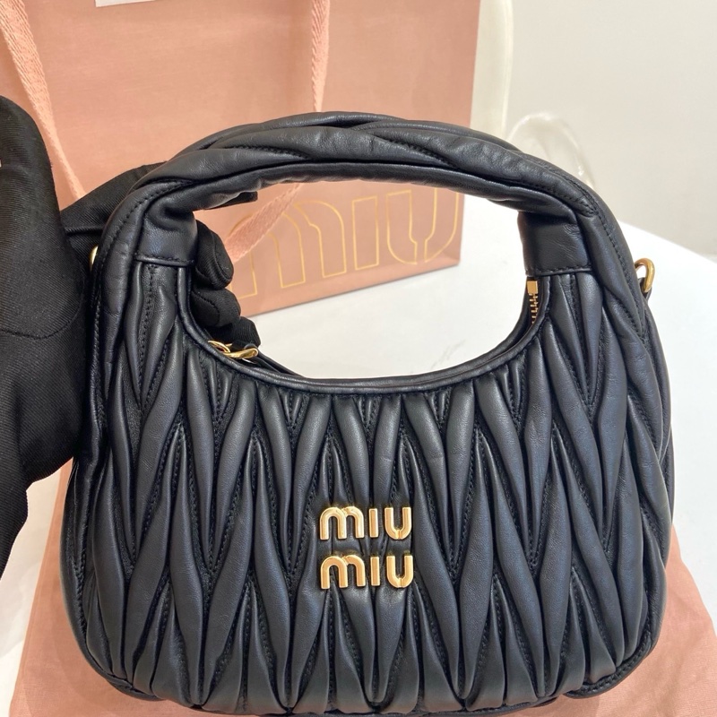 99新 MIUMIU繆繆Wander黑色hobo手提斜挎包 尺寸：20*6*17 附件：手提袋 塵袋 肩帶。-1