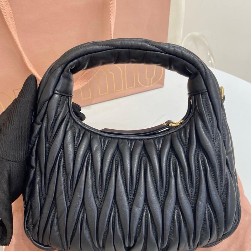 99新 MIUMIU繆繆Wander黑色hobo手提斜挎包 尺寸：20*6*17 附件：手提袋 塵袋 肩帶。-2