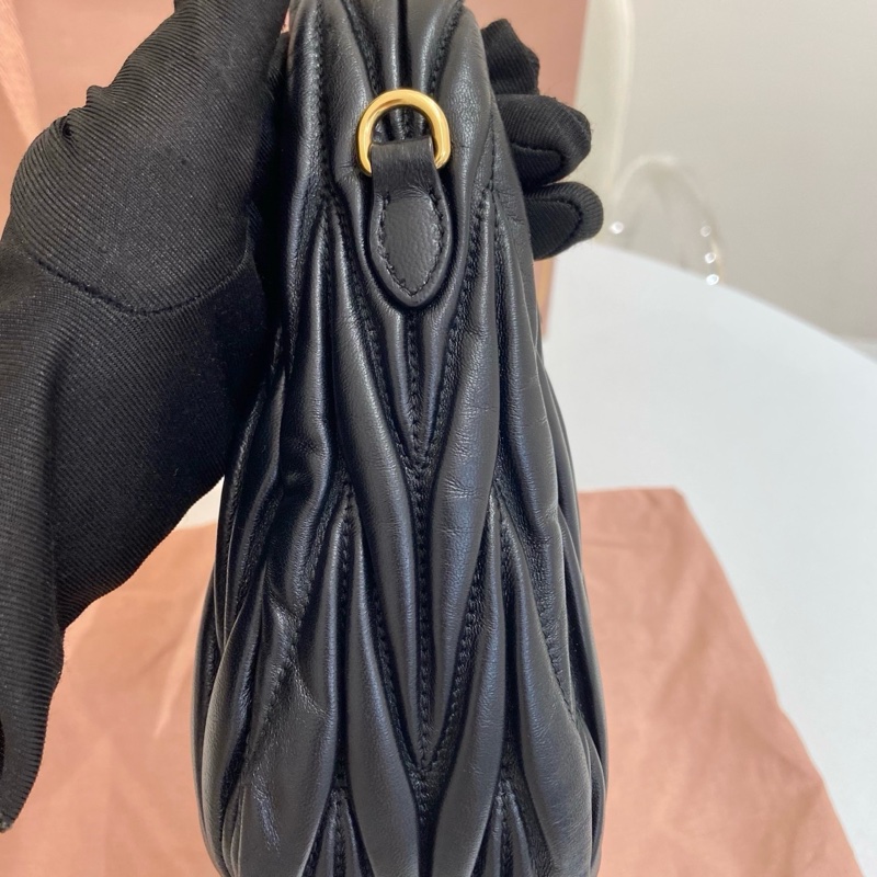 99新 MIUMIU繆繆Wander黑色hobo手提斜挎包 尺寸：20*6*17 附件：手提袋 塵袋 肩帶。-4