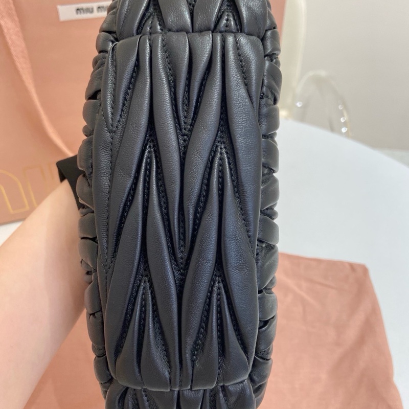 99新 MIUMIU繆繆Wander黑色hobo手提斜挎包 尺寸：20*6*17 附件：手提袋 塵袋 肩帶。-5