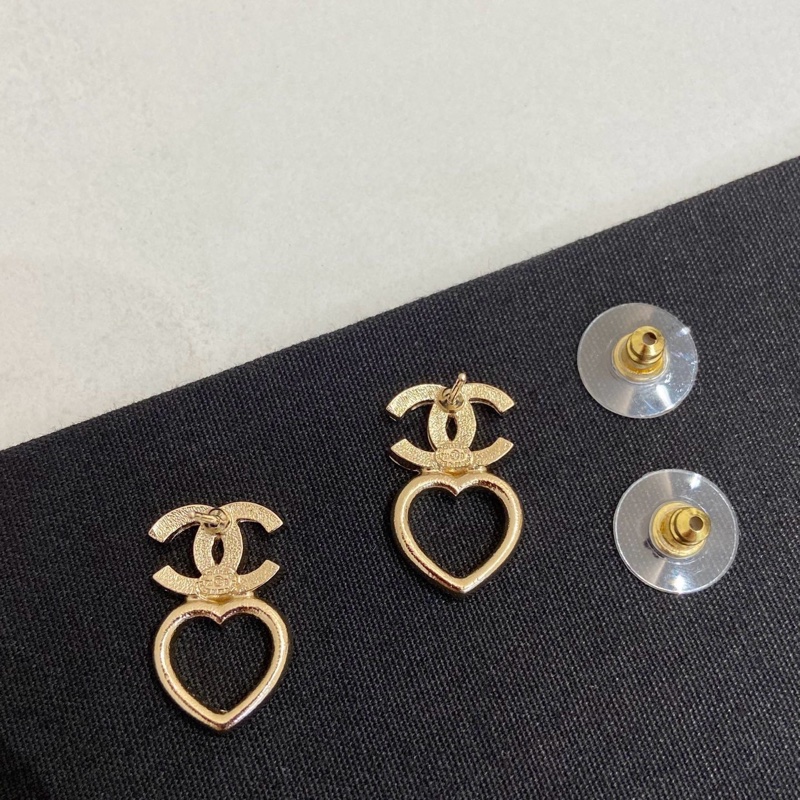 Chanel香奈兒鏤空愛心雙C閃鑽耳釘  年份：2023 附件：盒子。-3