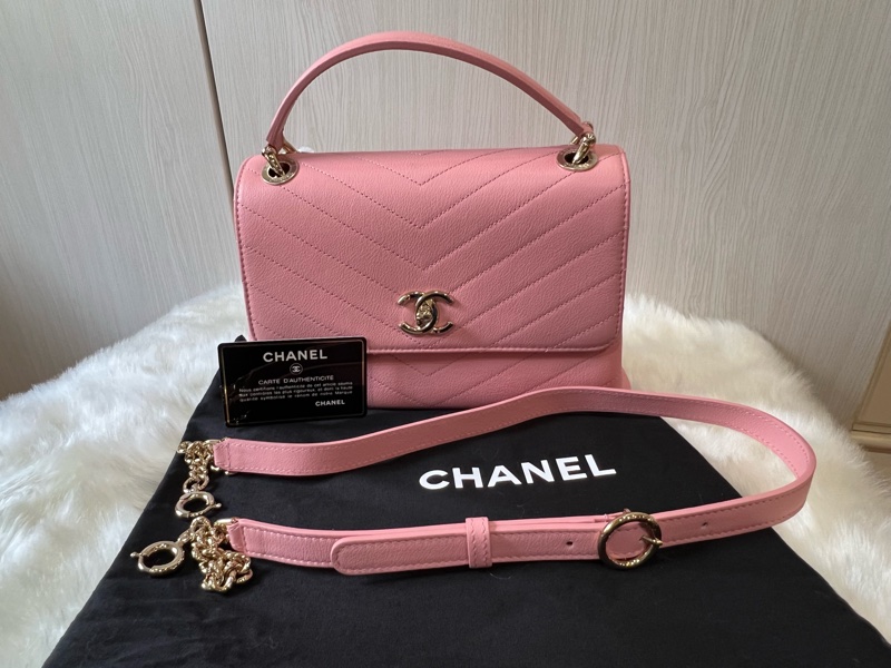 Chanel 粉色V型紋金釦手提肩背二用包（離櫃全新收藏品）-0