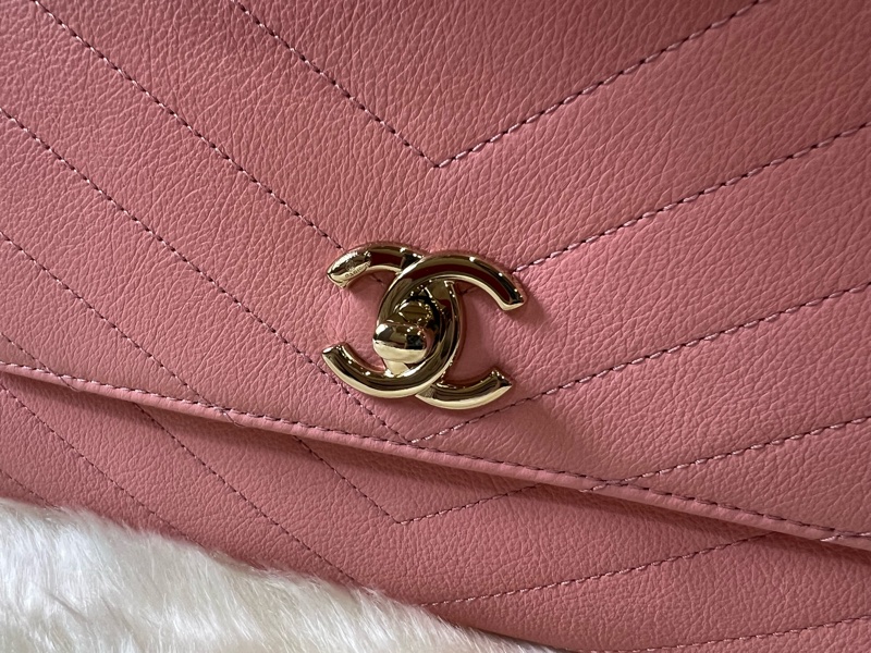 Chanel 粉色V型紋金釦手提肩背二用包（離櫃全新收藏品）-2