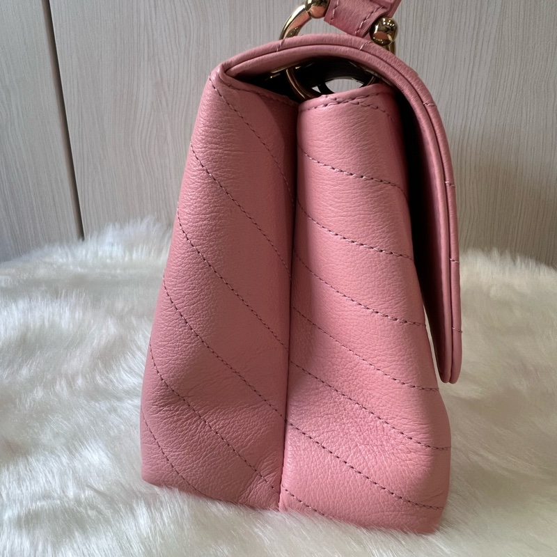 Chanel 粉色V型紋金釦手提肩背二用包（離櫃全新收藏品）-4