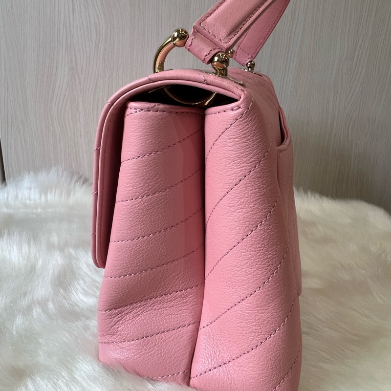 Chanel 粉色V型紋金釦手提肩背二用包（離櫃全新收藏品）-5