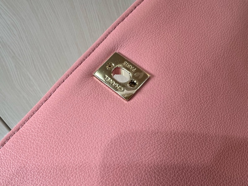 Chanel 粉色V型紋金釦手提肩背二用包（離櫃全新收藏品）-8