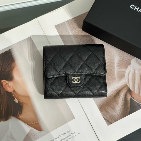 CHANEL 經典口蓋拉鍊零錢袋三折短夾 - 黑金