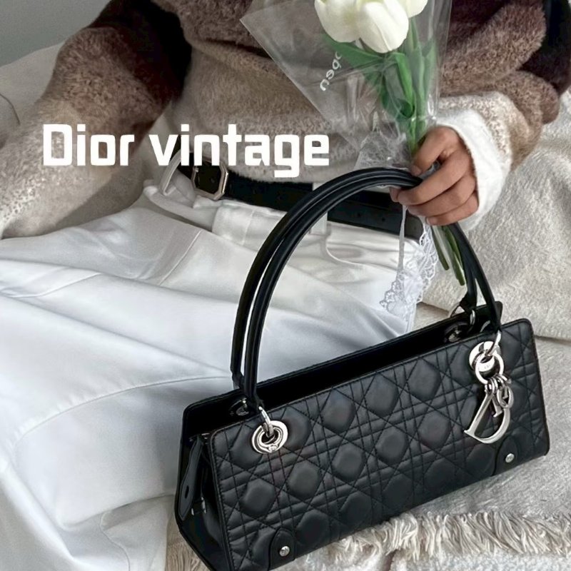 DIOR黑色羊皮銀釦藤格紋法棍肩背包(超級時髦好看!)-2