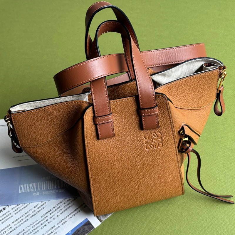 ::LOEWE:: Hammock Compact 焦糖色柔軟粒面小牛皮吊床肩背包-1
