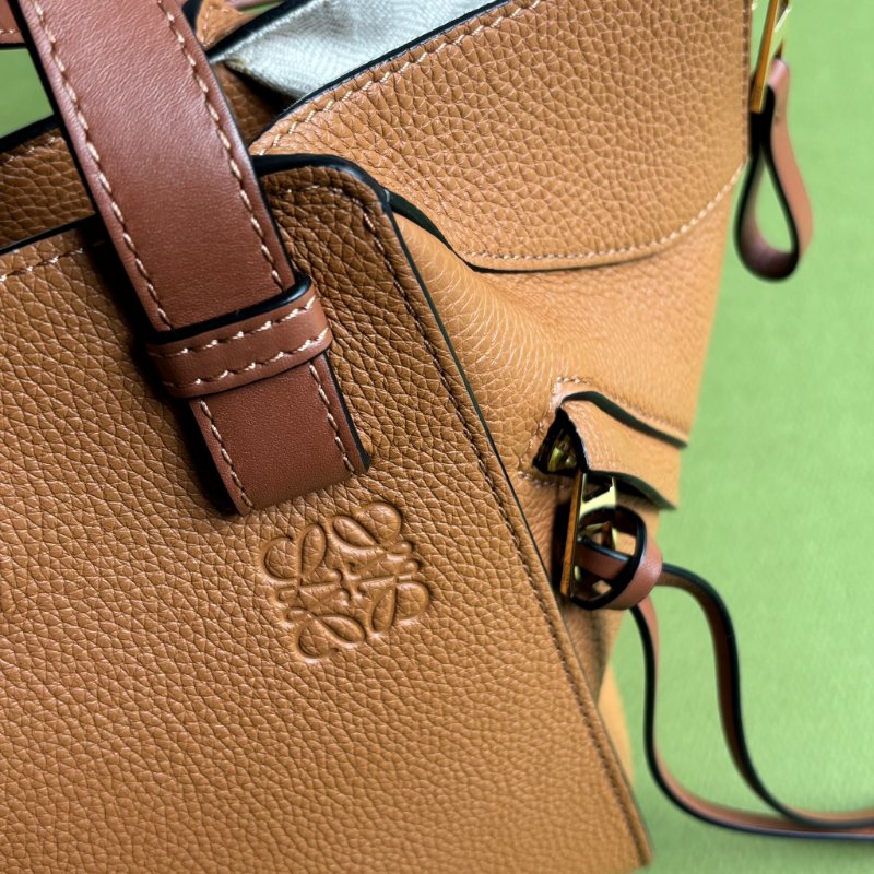 ::LOEWE:: Hammock Compact 焦糖色柔軟粒面小牛皮吊床肩背包-2