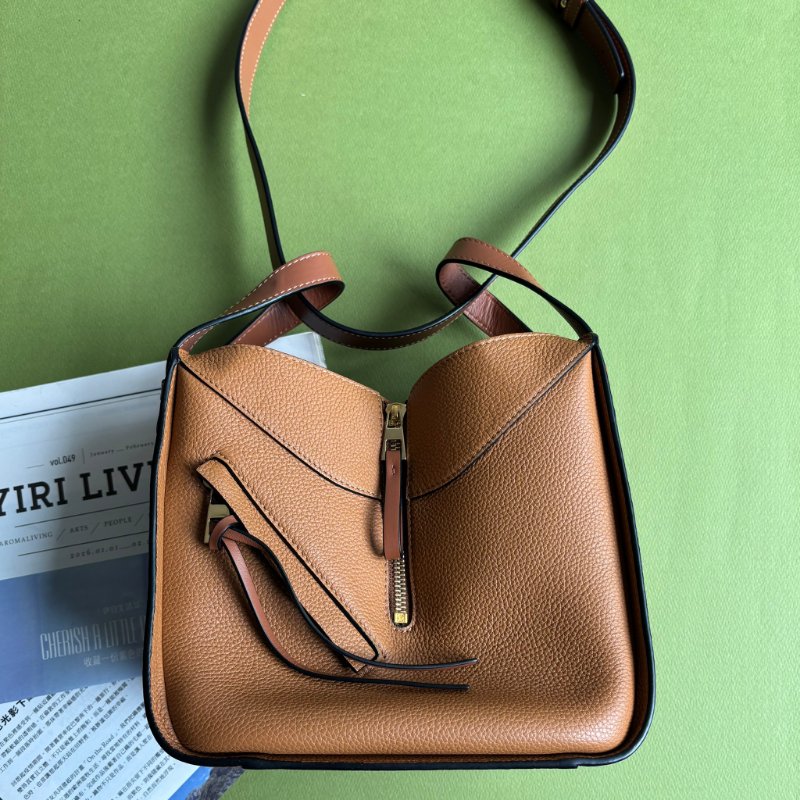 ::LOEWE:: Hammock Compact 焦糖色柔軟粒面小牛皮吊床肩背包-3