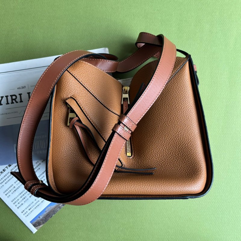 ::LOEWE:: Hammock Compact 焦糖色柔軟粒面小牛皮吊床肩背包-4