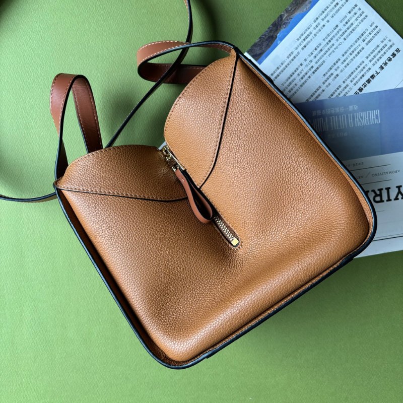 ::LOEWE:: Hammock Compact 焦糖色柔軟粒面小牛皮吊床肩背包-5