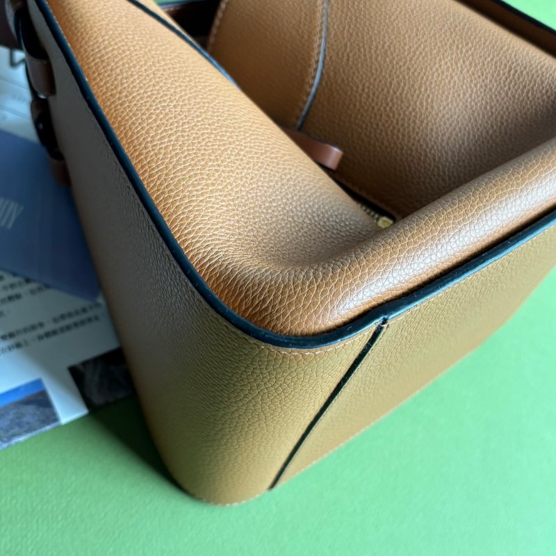 ::LOEWE:: Hammock Compact 焦糖色柔軟粒面小牛皮吊床肩背包-7